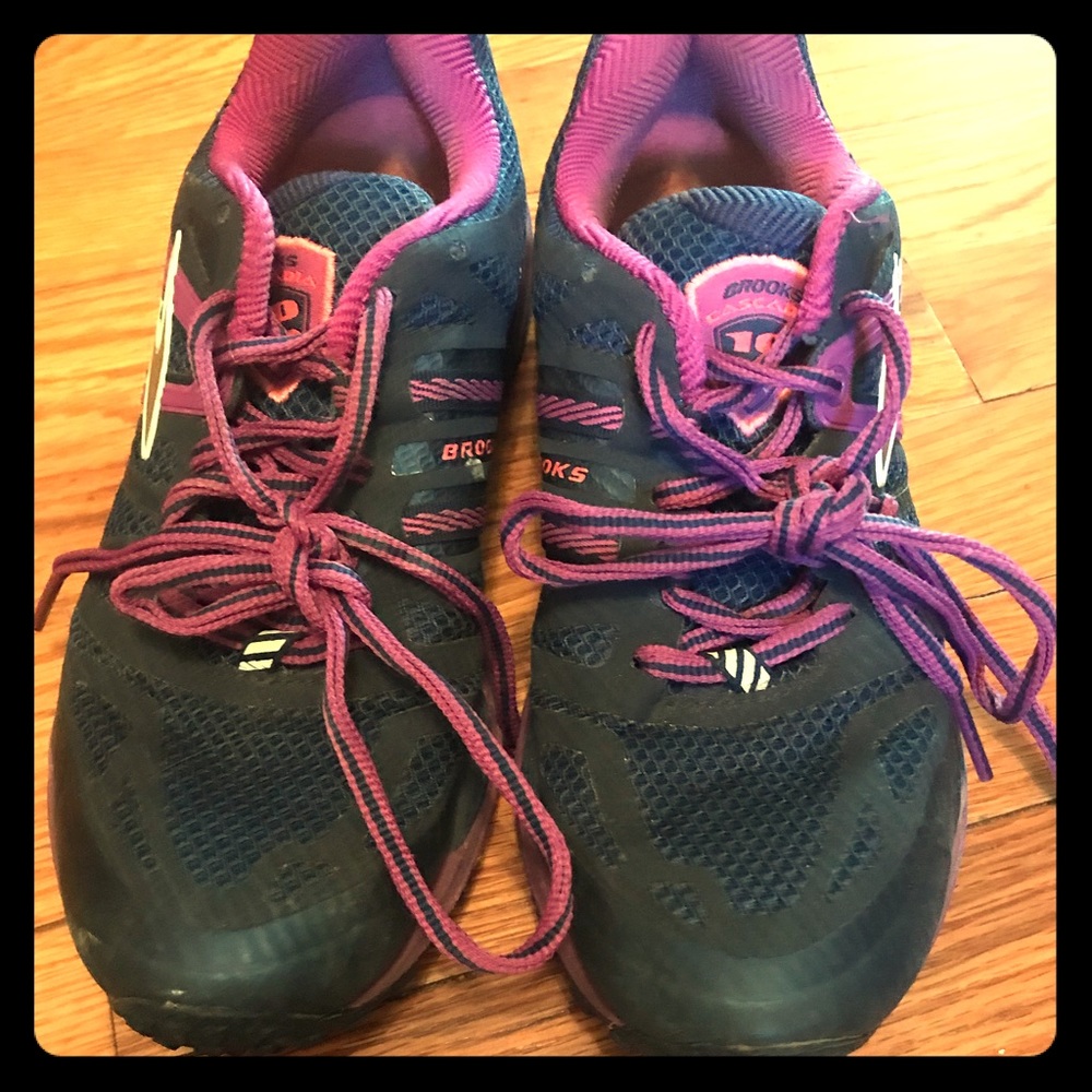 Women’s brooks Cascadia shoes.